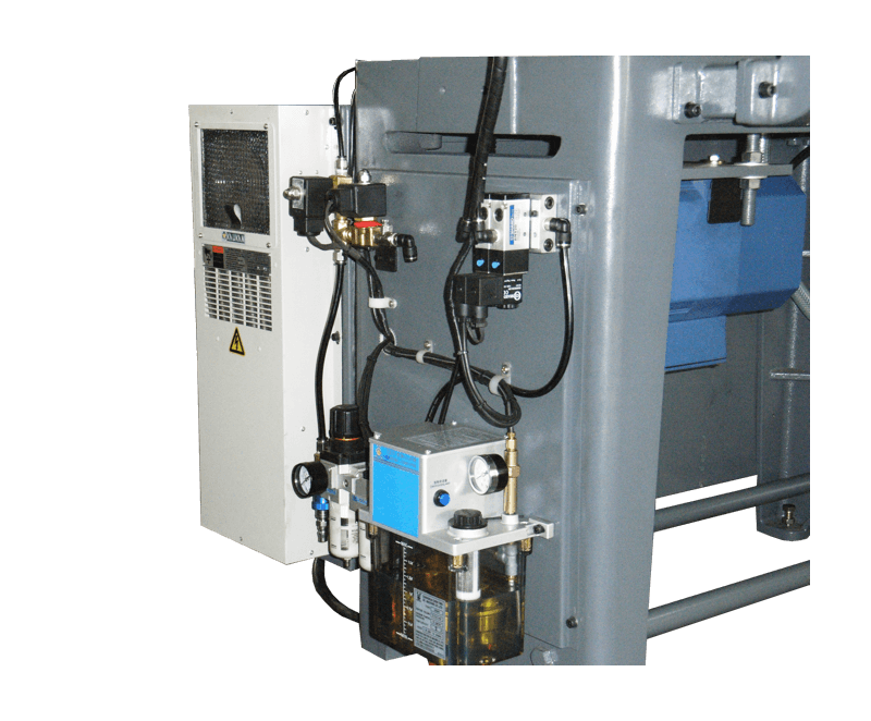 YCL 电箱使用热交换器与电动注油器